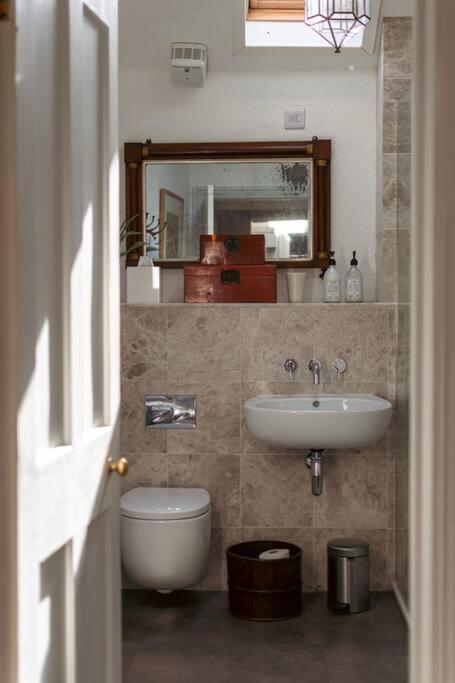 הולט Sarah'S - A Townhouse Apartment In Georgian Holt מראה חיצוני תמונה